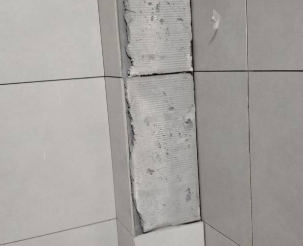 安阳瓷砖空鼓维修公司分享下瓷砖施工前基层浇水润湿程度不足，可能导致以下问题